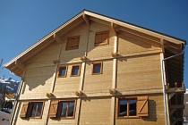 Chalet Cigales 2 - houten voorgevel en blauwe lucht
